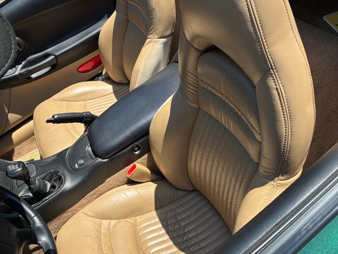 Used 2000 Chevrolet Corvette Convertible w/ Performance Handling Pkg RWD image 13
