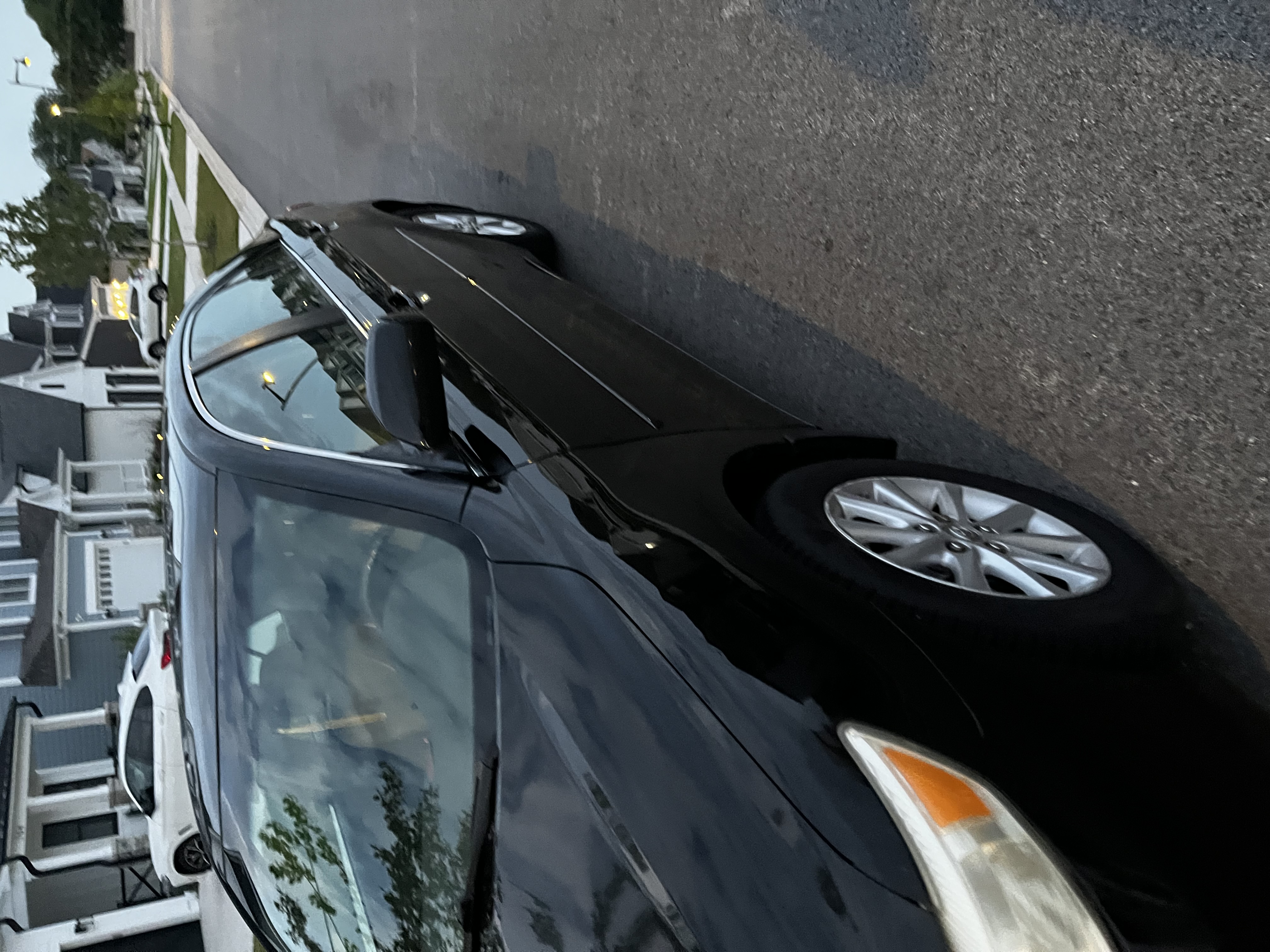 Used 2011 Toyota Camry XLE w/ SE/XLE Extra-Value Pkg FWD image 2