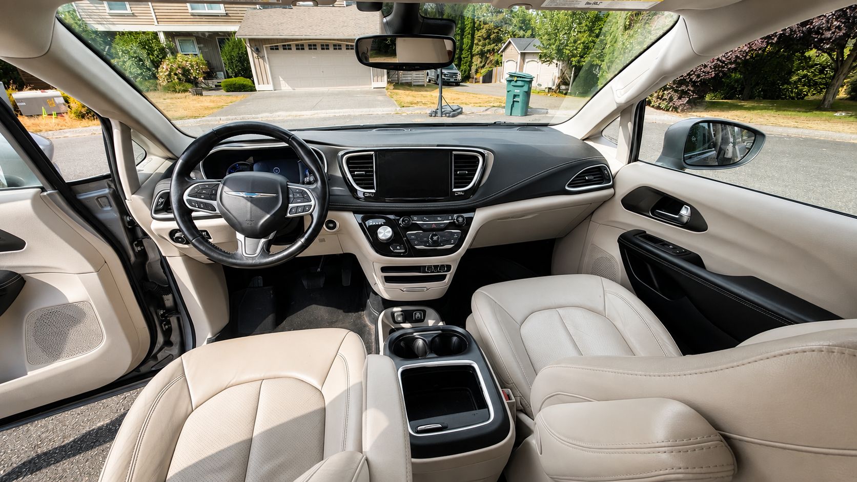 Used 2021 Chrysler Pacifica Touring-L FWD image 2