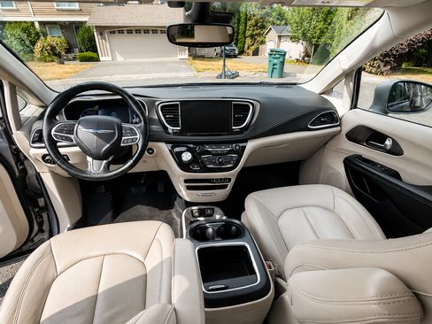 Used 2021 Chrysler Pacifica Touring-L FWD image 2