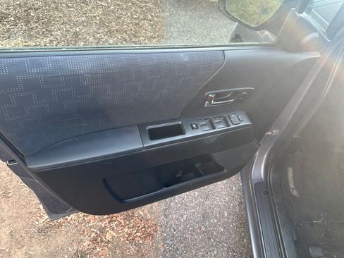 Used 2008 MAZDA MAZDA5 Sport image 32