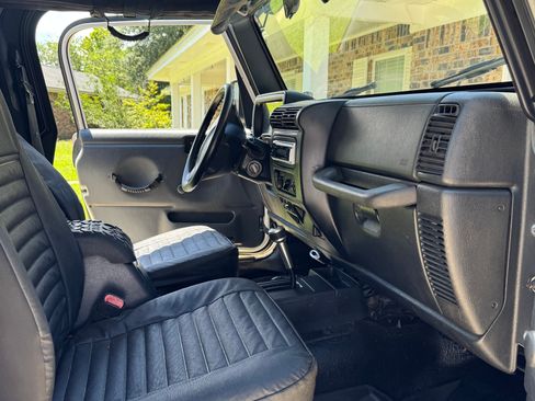 Used 2005 Jeep Wrangler X AWD/4WD image 10