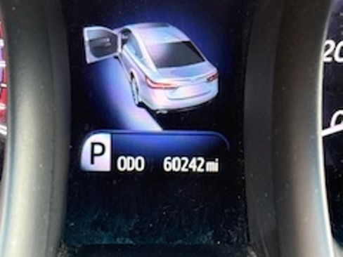 Used 2016 Toyota Avalon Limited image 8