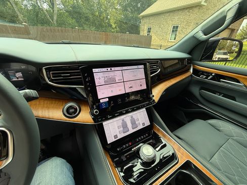 Used 2024 Jeep Grand Wagoneer Series III image 6