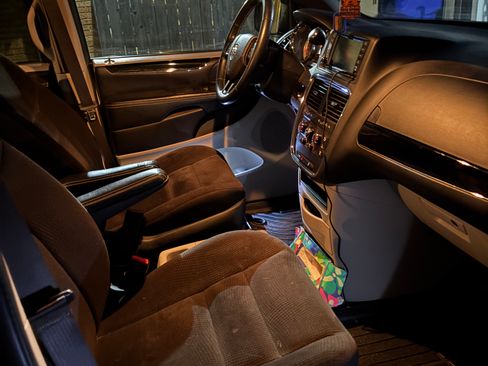 Used 2017 Dodge Grand Caravan SE image 10