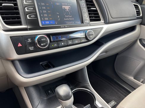 Used 2015 Toyota Highlander XLE AWD/4WD image 12