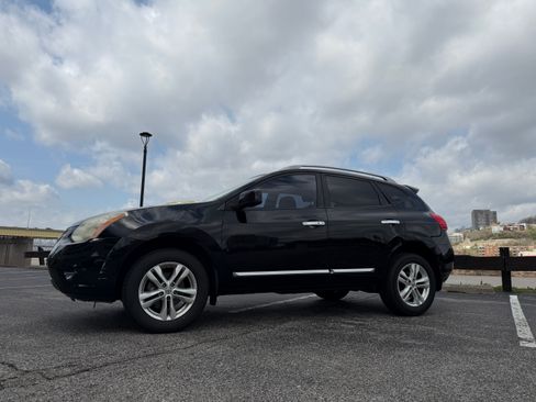Used 2013 Nissan Rogue SV image 1