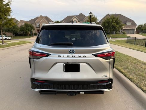 Used 2023 Toyota Sienna XSE w/ XSE Plus Package image 5