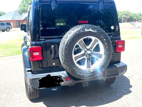 Used 2018 Jeep Wrangler Unlimited Sahara AWD/4WD image 15