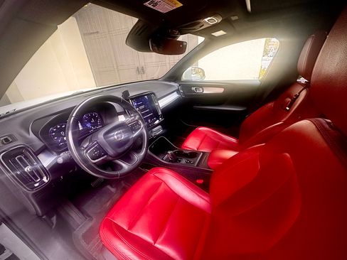 Used 2019 Volvo XC40 T5 Momentum image 14