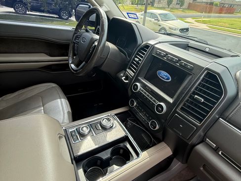 Used 2018 Ford Expedition Limited w/ Equipment Group 302A AWD/4WD image 8