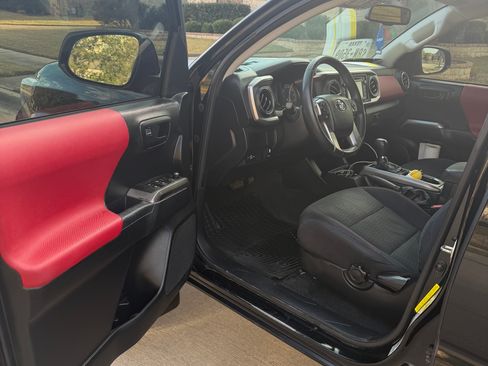 Used 2017 Toyota Tacoma SR5 image 4