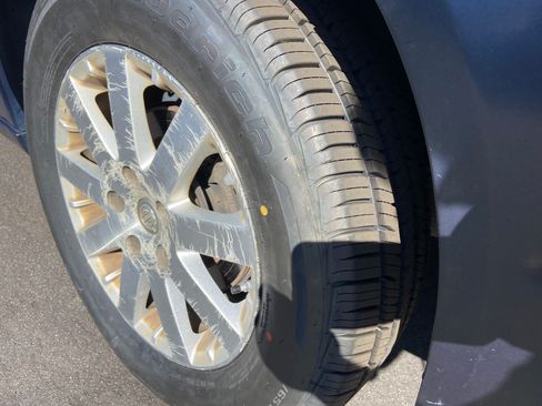 Used 2009 Chrysler Town & Country Touring image 8