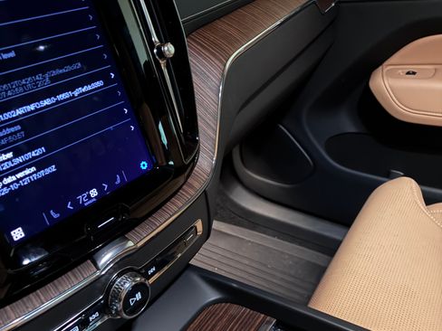 Used 2022 Volvo XC60 B5 Inscription w/ Advanced Package image 12