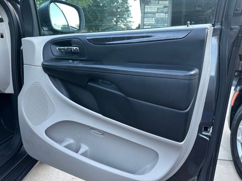 Used 2016 Dodge Grand Caravan SXT w/ UConnect Hands-Free Group image 14