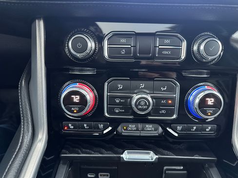 Used 2021 GMC Yukon Denali w/ Denali Premium Package image 17