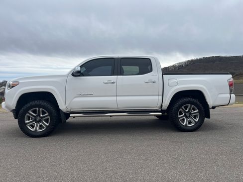 Used 2018 Toyota Tacoma Limited image 9