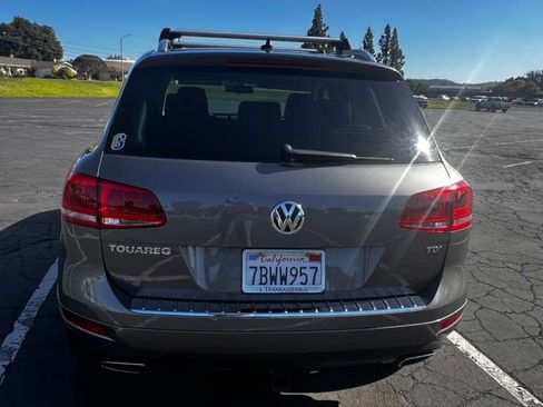 Used 2013 Volkswagen Touareg Sport image 8
