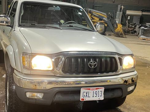 Used 2001 Toyota Tacoma Limited image 4