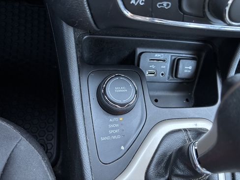 Used 2018 Jeep Cherokee Latitude w/ Altitude Package AWD/4WD image 18