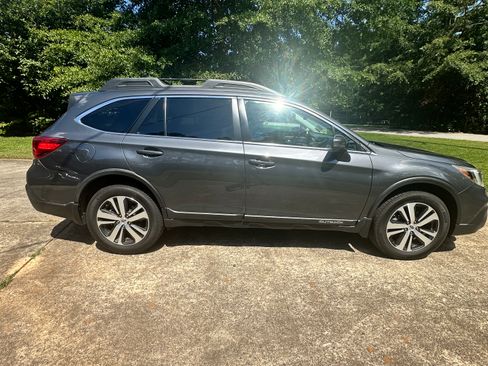 Used 2018 Subaru Outback 3.6R Limited AWD/4WD image 5