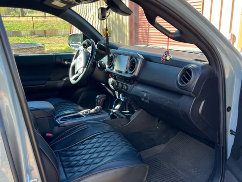 Used 2022 Toyota Tacoma TRD Off-Road image 5