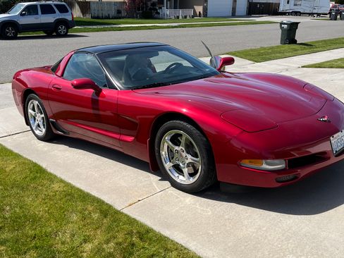Used 2001 Chevrolet Corvette Coupe w/ Preferred Equipment Group2 RWD image 1