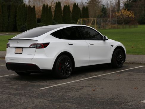 Used 2023 Tesla Model Y Performance image 2