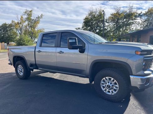 Used 2025 Chevrolet Silverado 2500 LT image 2