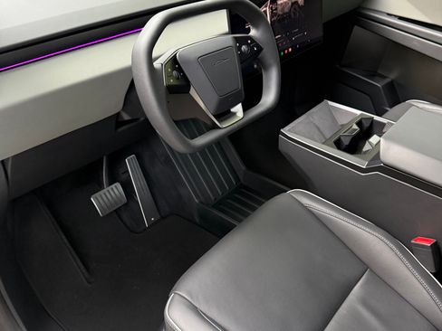 Used 2025 Tesla Cybertruck AWD Crew Cab image 17