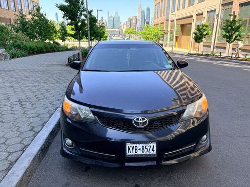 Used 2014 Toyota Camry SE w/ Moonroof Package FWD image 9