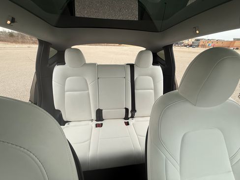 Used 2021 Tesla Model Y Long Range image 13