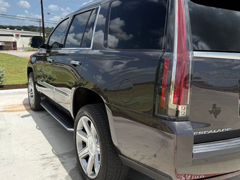 Used 2017 Cadillac Escalade Luxury AWD/4WD image 9