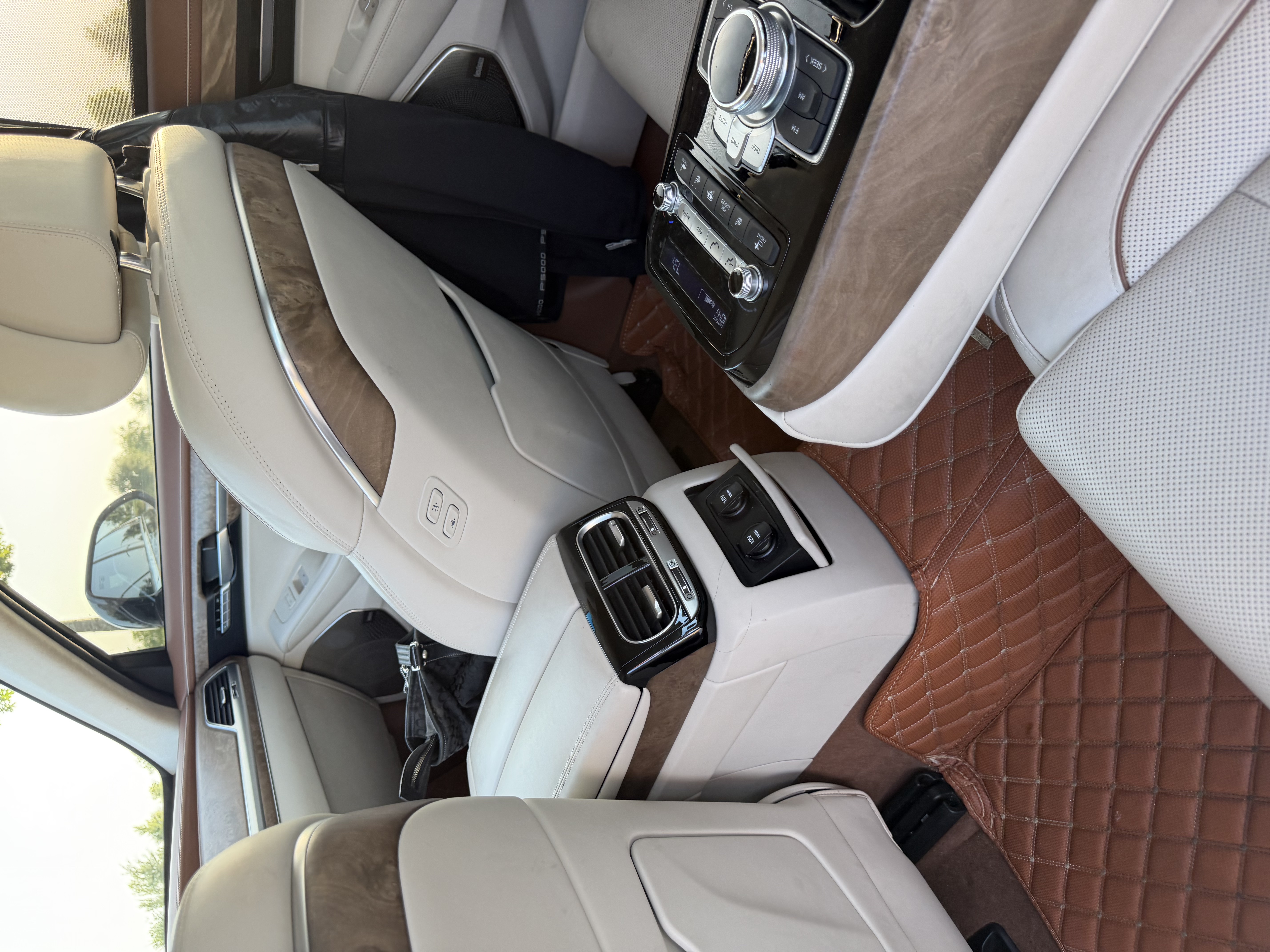 Used 2022 Genesis G90 3.3T Premium RWD image 4