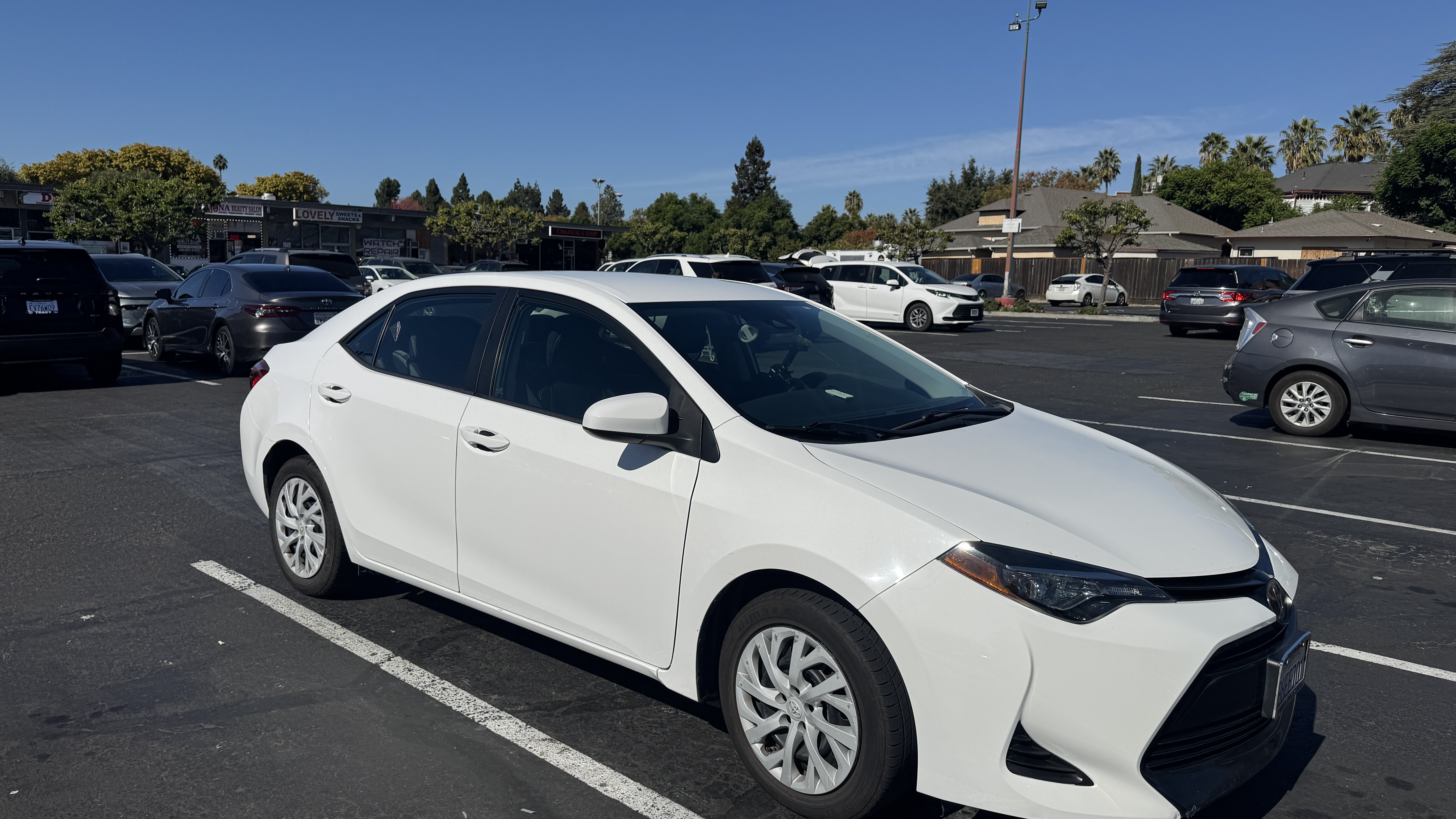 Used 2019 Toyota Corolla LE FWD image 1
