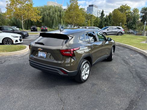 Used 2024 Chevrolet Trax LS w/ LS Convenience Package image 11