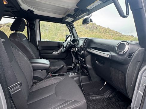 Used 2015 Jeep Wrangler Unlimited Rubicon w/ Connectivity Group image 15