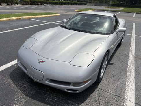 Used 1998 Chevrolet Corvette Coupe w/ Performance Handling Pkg RWD image 12