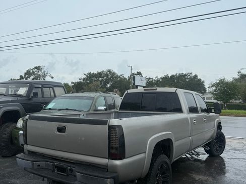 Used 2005 Chevrolet Silverado 2500 LT w/ Heavy-Duty Power Package image 10