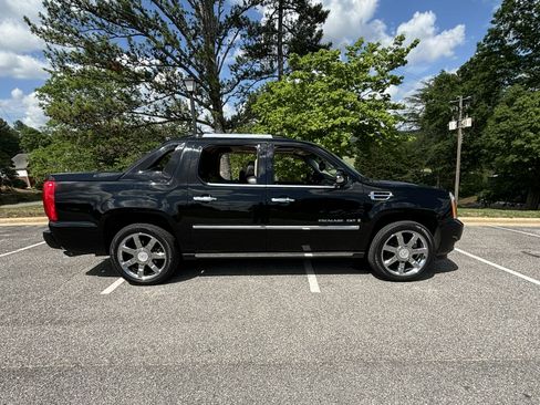 Used 2007 Cadillac Escalade EXT Sport Utility Pickup 4D 5 1/4 w/ Information Package image 1