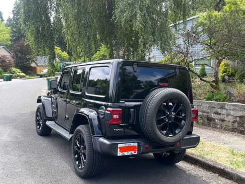 Used 2021 Jeep Wrangler Unlimited Sahara w/ Cold Weather Group image 6