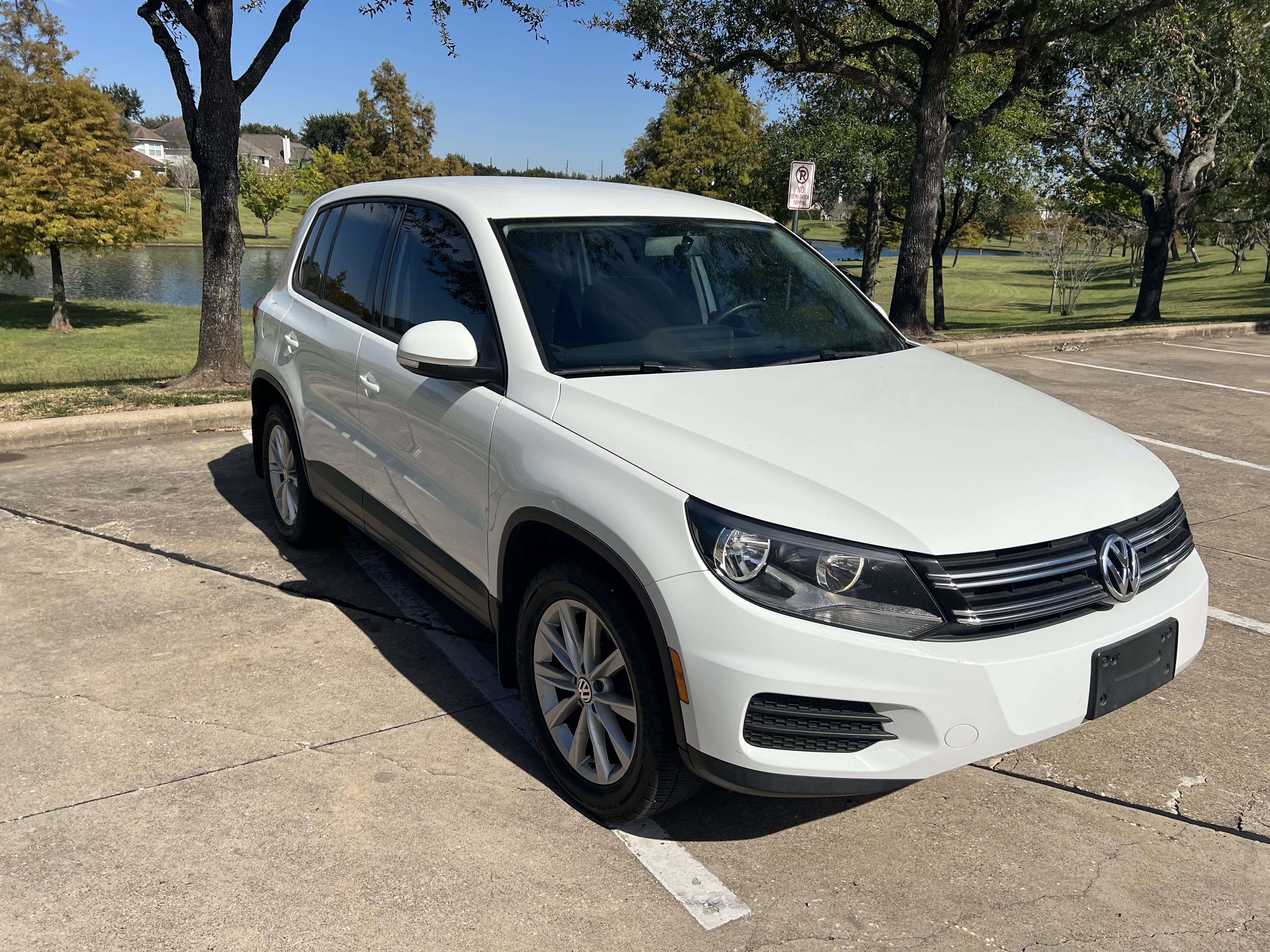 Used 2017 Volkswagen Tiguan S FWD image 4