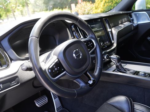 Used 2018 Volvo XC60 T6 R-Design w/ Convenience Package AWD/4WD image 10