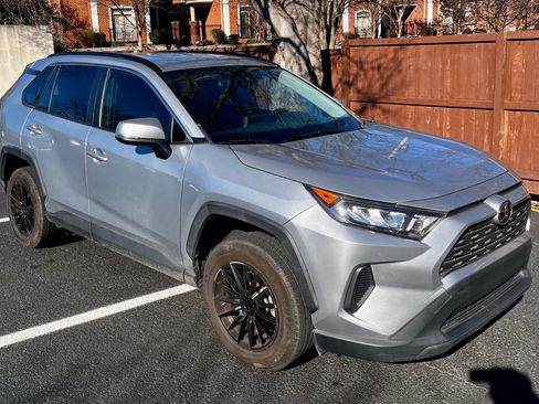 Used 2019 Toyota RAV4 LE image 6