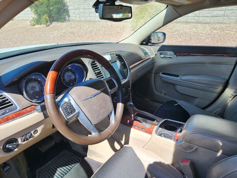 Used 2011 Chrysler 300 C image 10