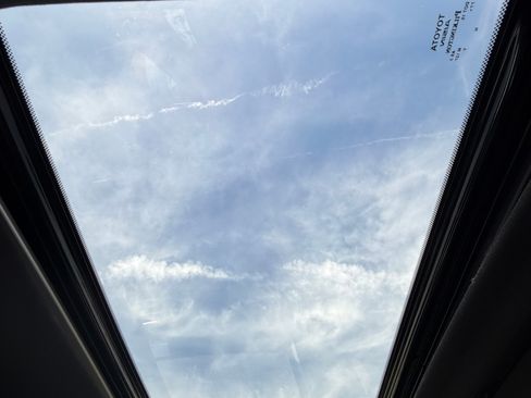 Used 2024 Toyota Tacoma Limited w/ Limited Package (LT) image 17