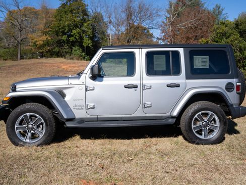 Used 2019 Jeep Wrangler Unlimited Sahara image 2