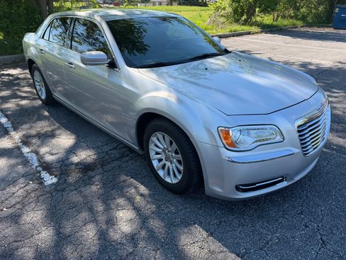 Used 2012 Chrysler 300 RWD image 4