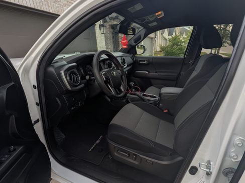 Used 2022 Toyota Tacoma TRD Off-Road AWD/4WD image 11