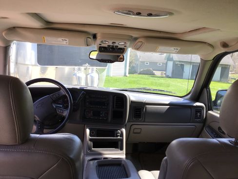 Used 2005 Chevrolet Suburban Z71 w/ Preferred Equipment Group image 15